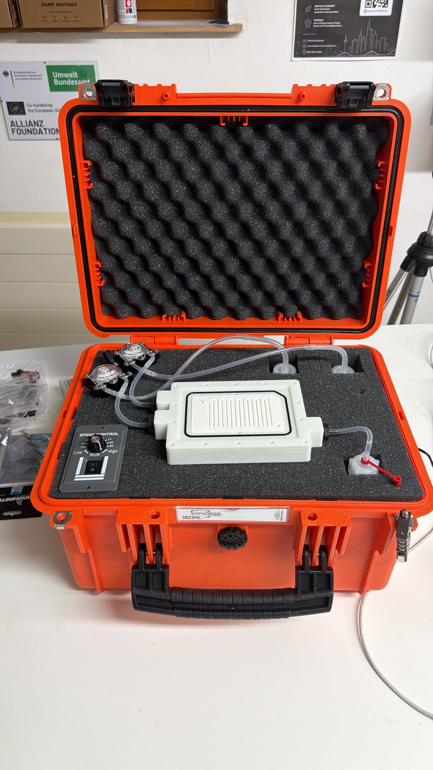 Mobiler Demonstrator der Scho & Müller GmbH für Bionik Fluid Chemie/ Strömungs- und Fluidtechnik mit Pumpen, Steuerung und 3D-gedrucktem Versuchsaufbau.