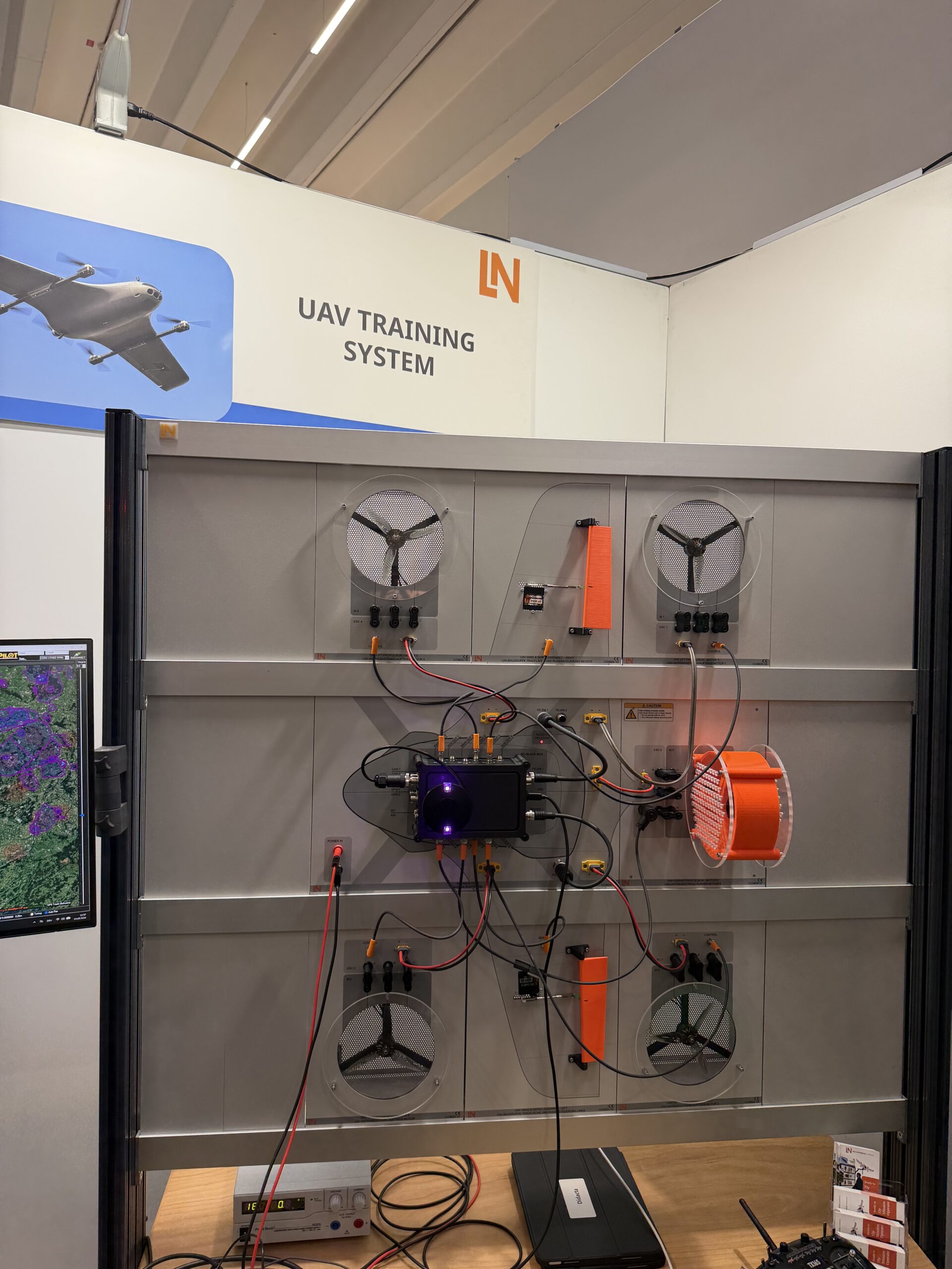 UAV-Trainings- und Testsystem von Lucas-Nülle GmbH mit Propellern auf der EURO DEFENCE EXPO 2026 in Essen